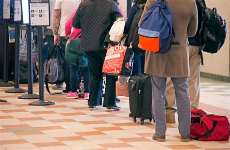 飛機提前多久到機場：空港的時刻表與旅客的焦慮